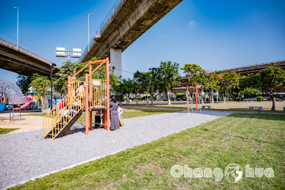 彰化市區景點〡彰化景觀公園〡扇形車庫遊戲場, 湯瑪士小火車的提茅斯機房, 兒童追風滑索, 環湖步道觀察烏龜, 親子特色遊戲場