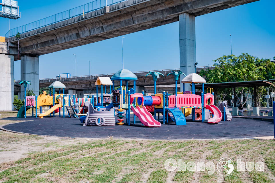 彰化市區景點〡彰化景觀公園〡扇形車庫遊戲場, 湯瑪士小火車的提茅斯機房, 兒童追風滑索, 環湖步道觀察烏龜, 親子特色遊戲場