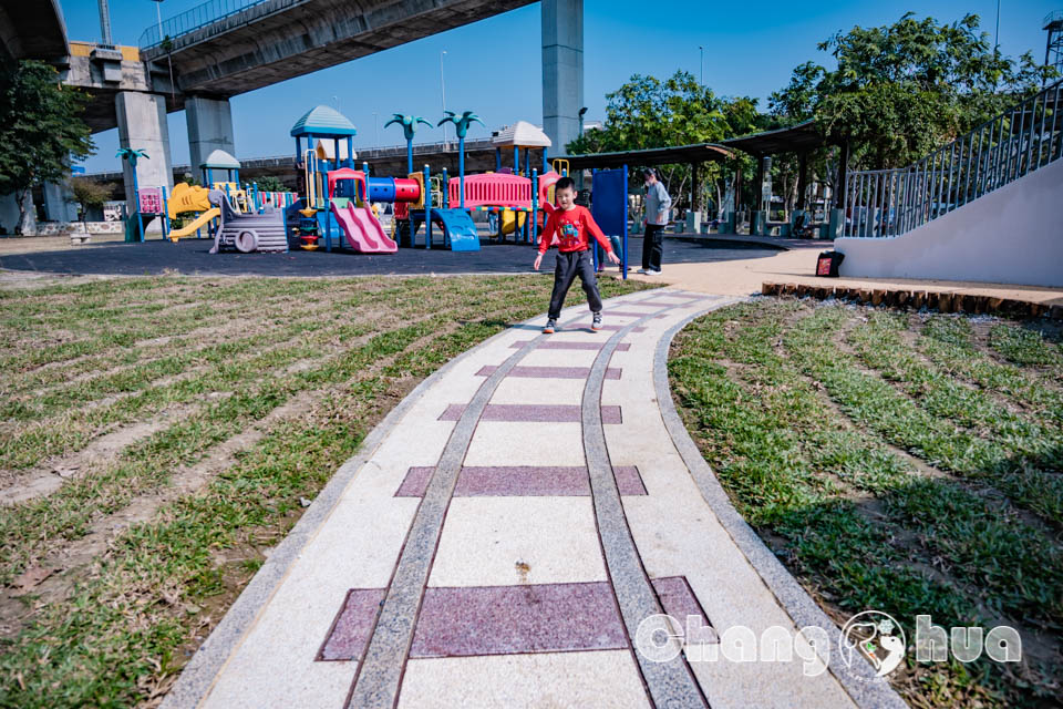 彰化市區景點〡彰化景觀公園〡扇形車庫遊戲場, 湯瑪士小火車的提茅斯機房, 兒童追風滑索, 環湖步道觀察烏龜, 親子特色遊戲場