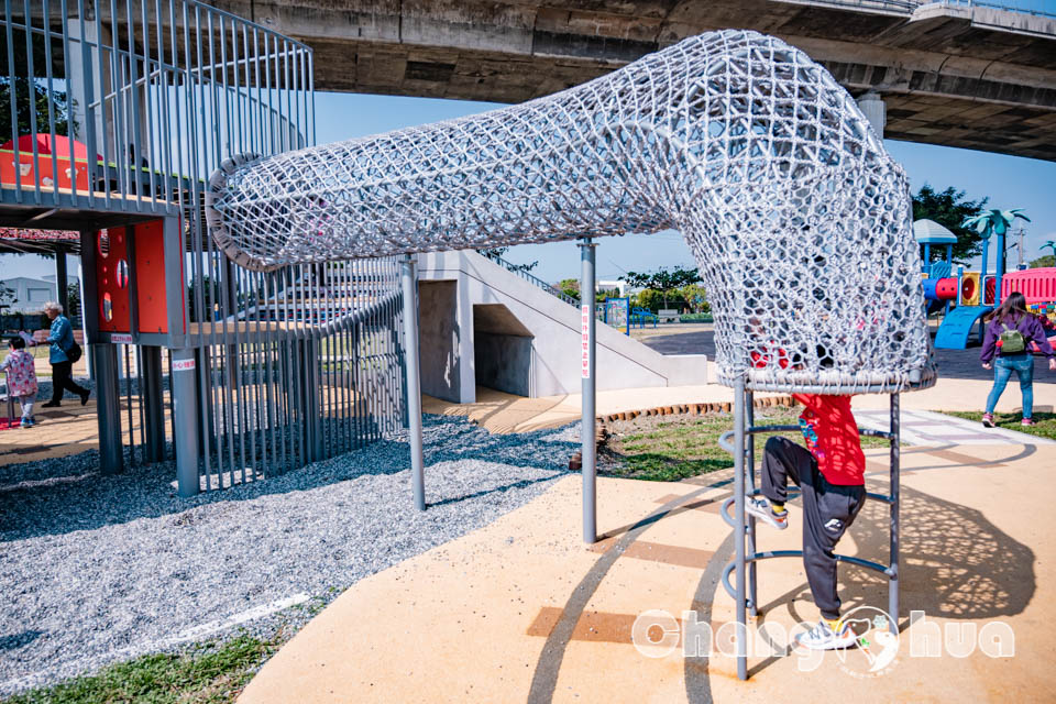 彰化市區景點〡彰化景觀公園〡扇形車庫遊戲場, 湯瑪士小火車的提茅斯機房, 兒童追風滑索, 環湖步道觀察烏龜, 親子特色遊戲場