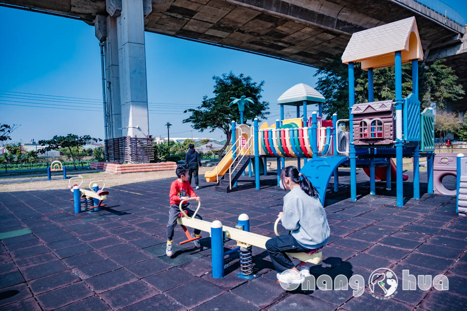 彰化市區景點〡彰化景觀公園〡扇形車庫遊戲場, 湯瑪士小火車的提茅斯機房, 兒童追風滑索, 環湖步道觀察烏龜, 親子特色遊戲場