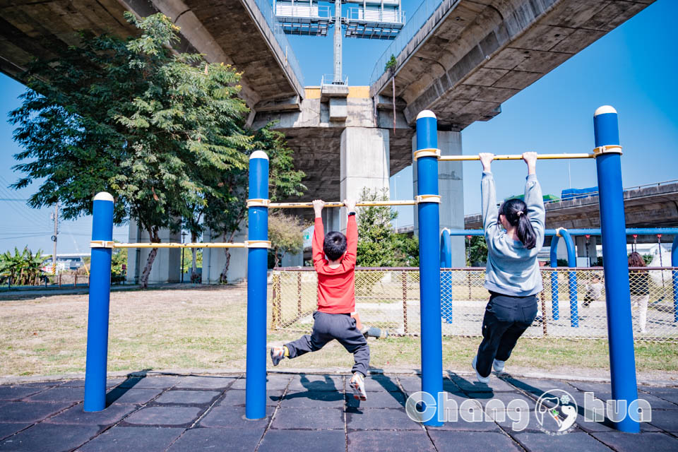 彰化市區景點〡彰化景觀公園〡扇形車庫遊戲場, 湯瑪士小火車的提茅斯機房, 兒童追風滑索, 環湖步道觀察烏龜, 親子特色遊戲場