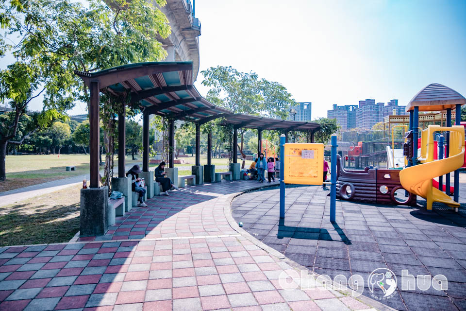 彰化市區景點〡彰化景觀公園〡扇形車庫遊戲場, 湯瑪士小火車的提茅斯機房, 兒童追風滑索, 環湖步道觀察烏龜, 親子特色遊戲場