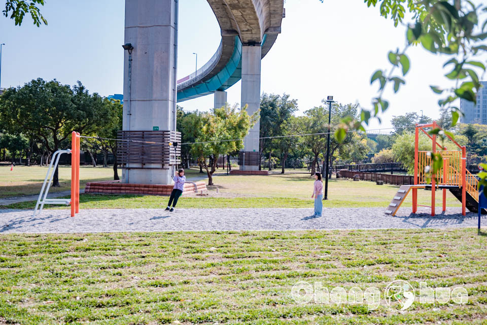 彰化市區景點〡彰化景觀公園〡扇形車庫遊戲場, 湯瑪士小火車的提茅斯機房, 兒童追風滑索, 環湖步道觀察烏龜, 親子特色遊戲場