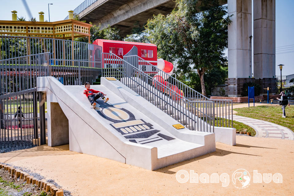 彰化市區景點〡彰化景觀公園〡扇形車庫遊戲場, 湯瑪士小火車的提茅斯機房, 兒童追風滑索, 環湖步道觀察烏龜, 親子特色遊戲場