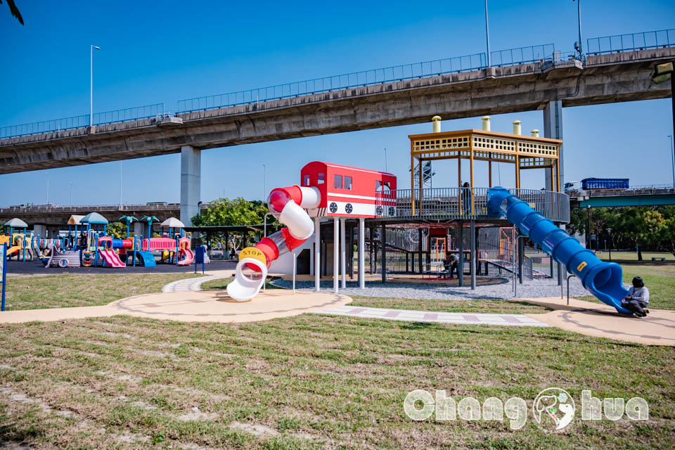 彰化市區景點〡彰化景觀公園〡扇形車庫遊戲場, 湯瑪士小火車的提茅斯機房, 兒童追風滑索, 環湖步道觀察烏龜, 親子特色遊戲場