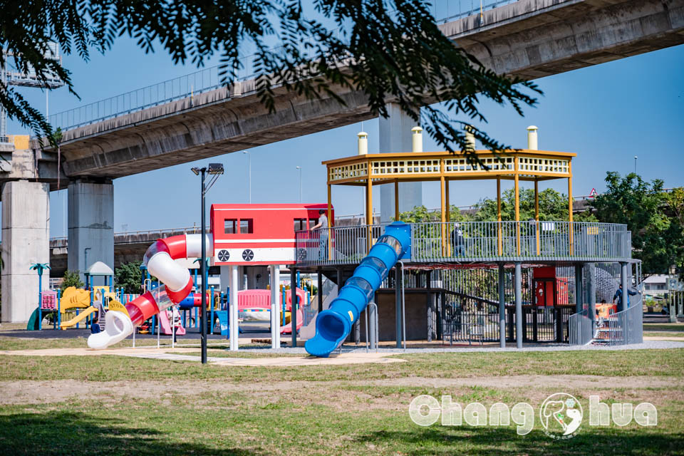 彰化市區景點〡彰化景觀公園〡扇形車庫遊戲場, 湯瑪士小火車的提茅斯機房, 兒童追風滑索, 環湖步道觀察烏龜, 親子特色遊戲場