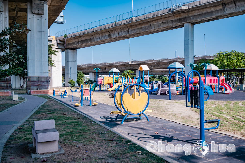 彰化市區景點〡彰化景觀公園〡扇形車庫遊戲場, 湯瑪士小火車的提茅斯機房, 兒童追風滑索, 環湖步道觀察烏龜, 親子特色遊戲場