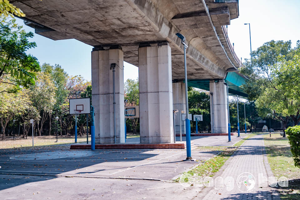 彰化市區景點〡彰化景觀公園〡扇形車庫遊戲場, 湯瑪士小火車的提茅斯機房, 兒童追風滑索, 環湖步道觀察烏龜, 親子特色遊戲場