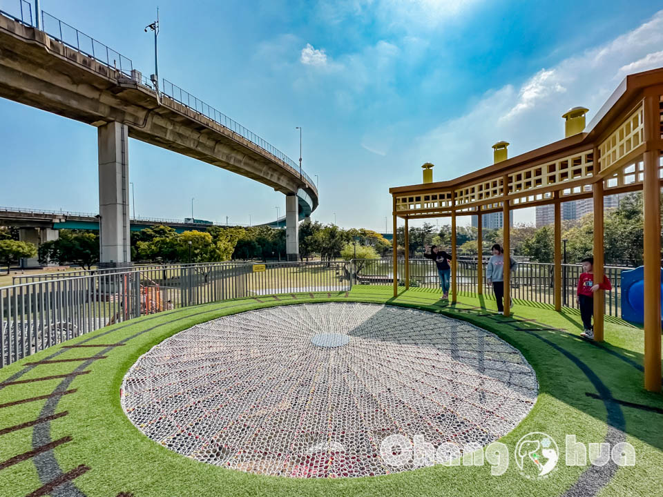 彰化市區景點〡彰化景觀公園〡扇形車庫遊戲場, 湯瑪士小火車的提茅斯機房, 兒童追風滑索, 環湖步道觀察烏龜, 親子特色遊戲場