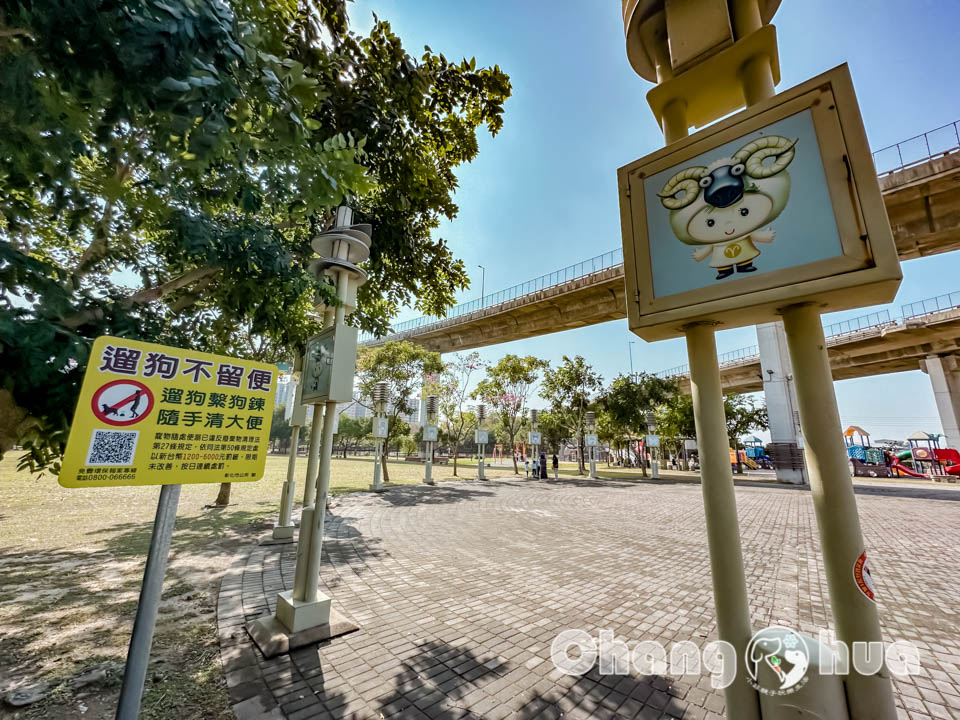 彰化市區景點〡彰化景觀公園〡扇形車庫遊戲場, 湯瑪士小火車的提茅斯機房, 兒童追風滑索, 環湖步道觀察烏龜, 親子特色遊戲場