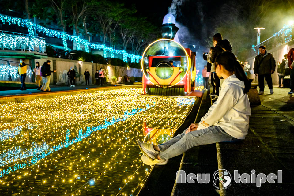 新北新莊景點〡中港大排〡2025中港大排光雕展, 光影中港神幻秘境, 光之女神的祝福與守護, 閃亮蒲公英傳遞希望, 浪漫蝴蝶瀑布驚豔全場