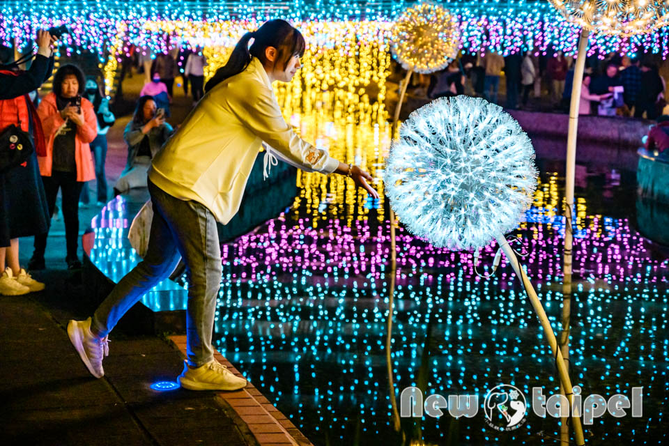 新北新莊景點〡中港大排〡2025中港大排光雕展, 光影中港神幻秘境, 光之女神的祝福與守護, 閃亮蒲公英傳遞希望, 浪漫蝴蝶瀑布驚豔全場