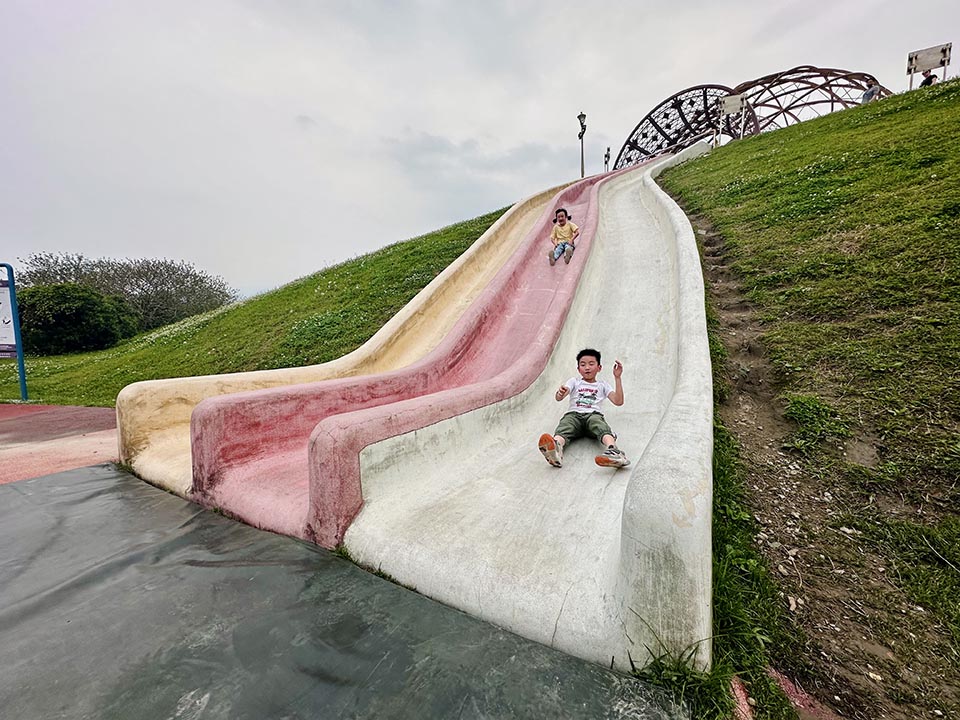 0413-1 新北八里景點〡十三行文化公園〡巨型陶罐造型滑梯, 追風滑草區好放電, 親子放風箏好有趣, 人面陶罐互動區好特別, 佔地超大望海公園, 優美賞景平台與清靜步道