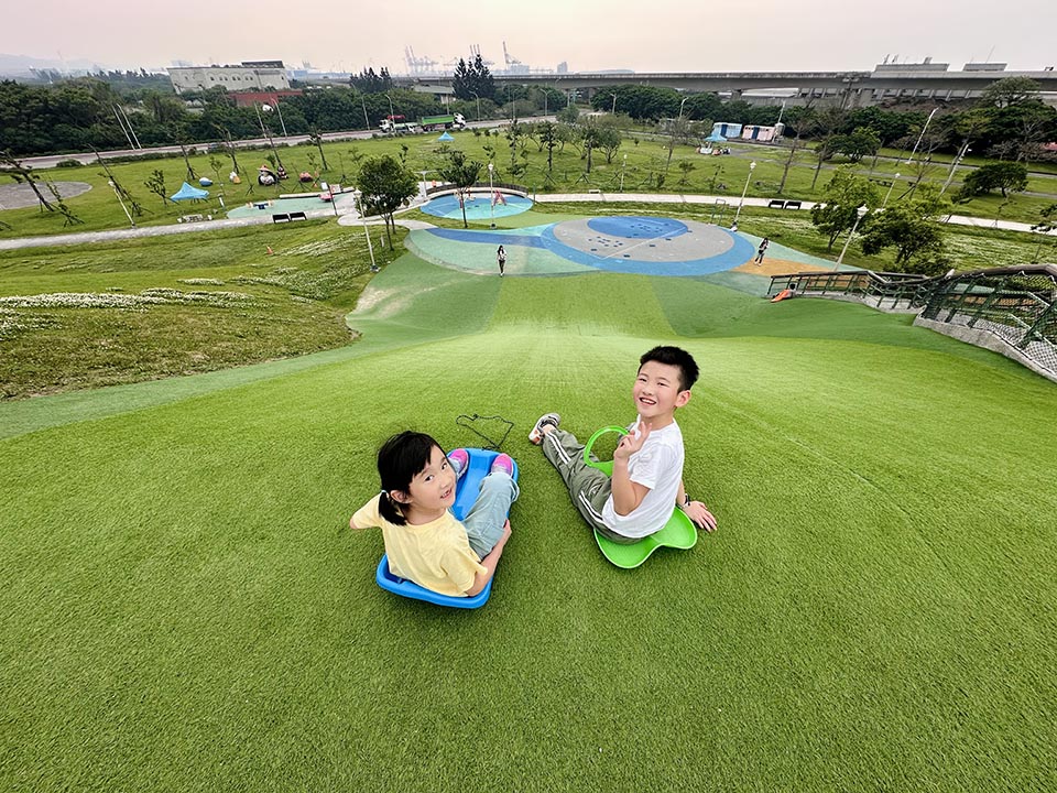 0413-2 新北八里景點〡十三行文化公園〡巨型陶罐造型滑梯, 追風滑草區好放電, 親子放風箏好有趣, 人面陶罐互動區好特別, 佔地超大望海公園, 優美賞景平台與清靜步道