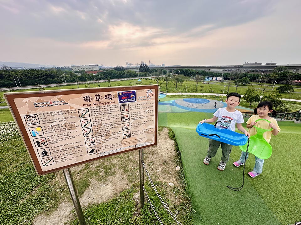 0413-3 新北八里景點〡十三行文化公園〡巨型陶罐造型滑梯, 追風滑草區好放電, 親子放風箏好有趣, 人面陶罐互動區好特別, 佔地超大望海公園, 優美賞景平台與清靜步道