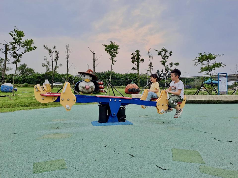 0413-4 新北八里景點〡十三行文化公園〡巨型陶罐造型滑梯, 追風滑草區好放電, 親子放風箏好有趣, 人面陶罐互動區好特別, 佔地超大望海公園, 優美賞景平台與清靜步道