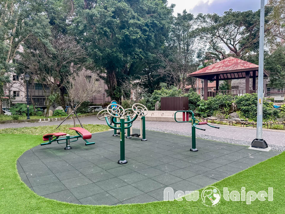 IMG_3414 新北新店景點〡福民公園〡海龜主題遊戲場, 景觀水池結合互動踩水車, 翻新公園再加一, 親子特色公園