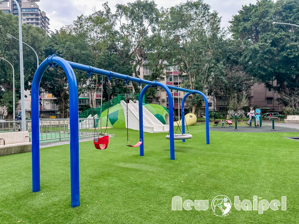 IMG_3444 新北新店景點〡福民公園〡海龜主題遊戲場, 景觀水池結合互動踩水車, 翻新公園再加一, 親子特色公園