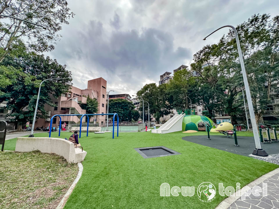 IMG_3452 新北新店景點〡福民公園〡海龜主題遊戲場, 景觀水池結合互動踩水車, 翻新公園再加一, 親子特色公園