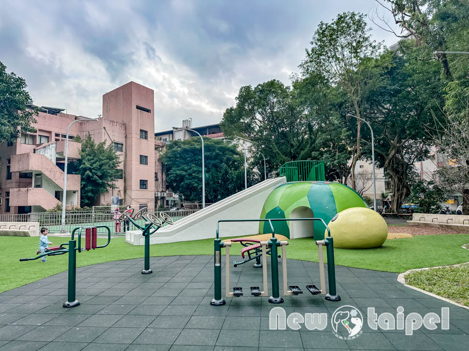 IMG_3458 新北新店景點〡福民公園〡海龜主題遊戲場, 景觀水池結合互動踩水車, 翻新公園再加一, 親子特色公園