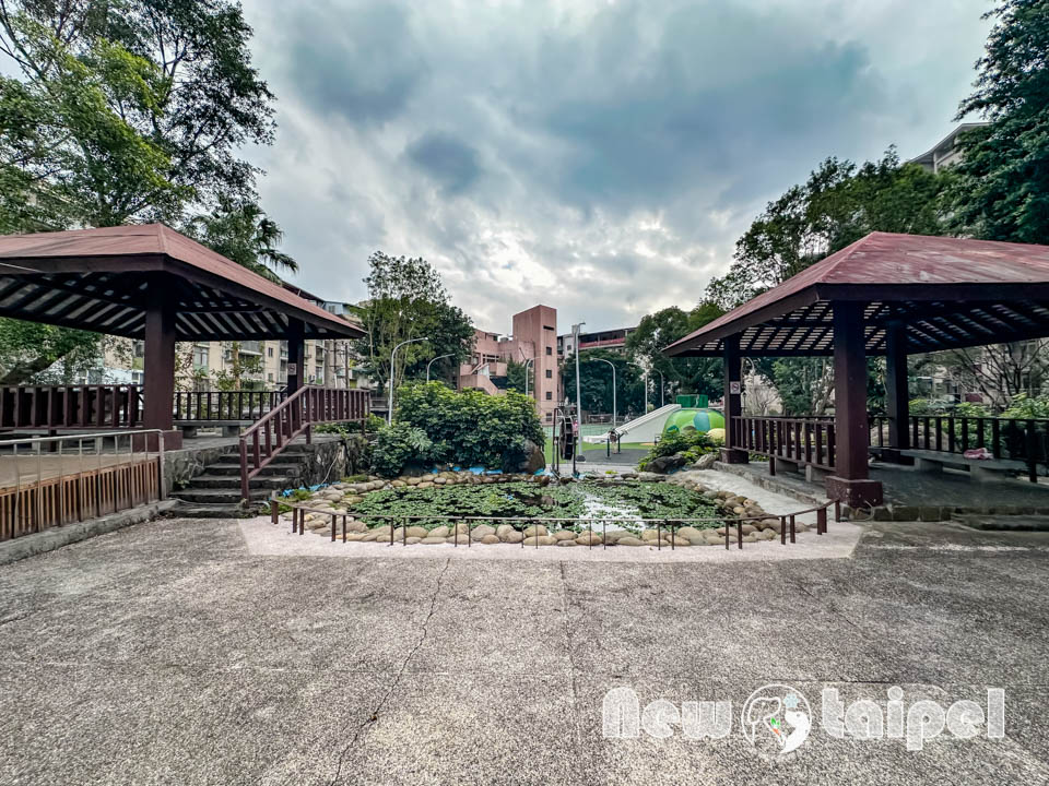 IMG_3462 新北新店景點〡福民公園〡海龜主題遊戲場, 景觀水池結合互動踩水車, 翻新公園再加一, 親子特色公園