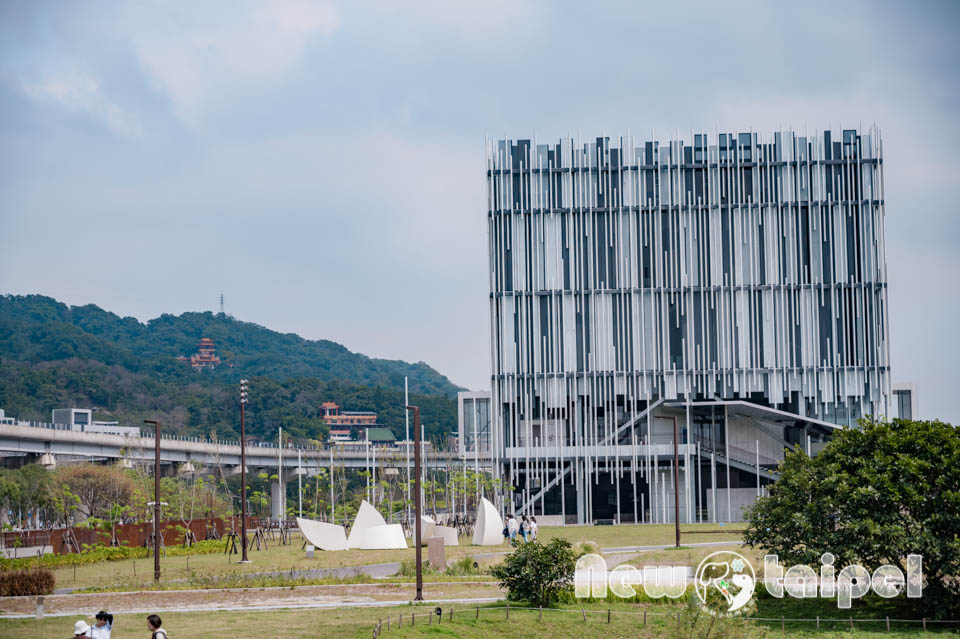 DSC_8952 新北鶯歌景點〡新北市美術館〡蘆葦叢裡的藝術基地, 館內寬敞明亮展品多元, 館外特色藝術作品集結, 親子同遊探索藝術
