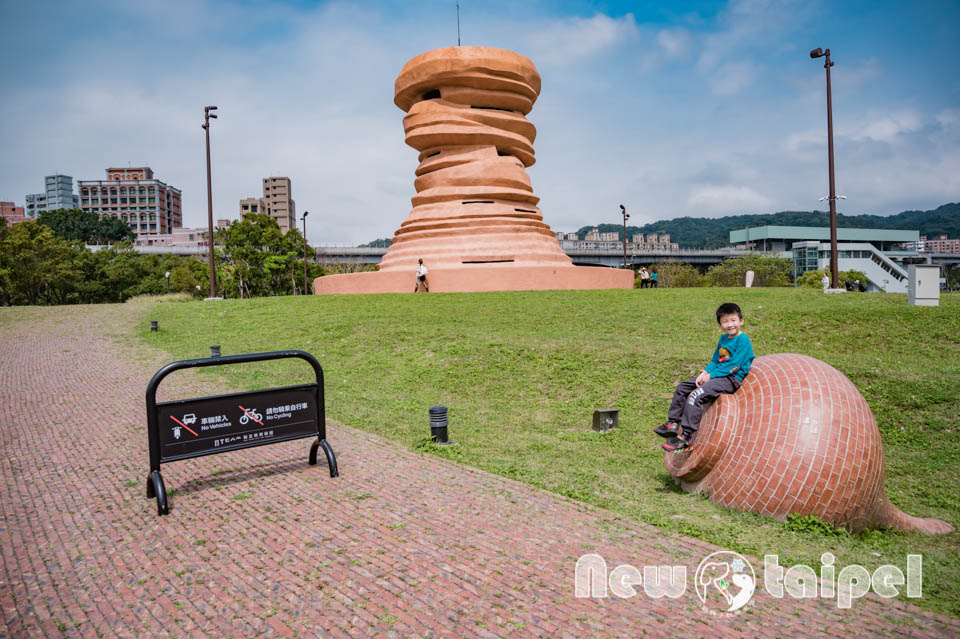DSC_8956 新北鶯歌景點〡新北市美術館〡蘆葦叢裡的藝術基地, 館內寬敞明亮展品多元, 館外特色藝術作品集結, 親子同遊探索藝術