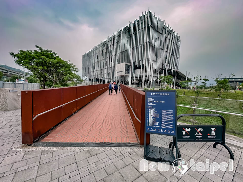 IMG_2958 新北鶯歌景點〡新北市美術館〡蘆葦叢裡的藝術基地, 館內寬敞明亮展品多元, 館外特色藝術作品集結, 親子同遊探索藝術