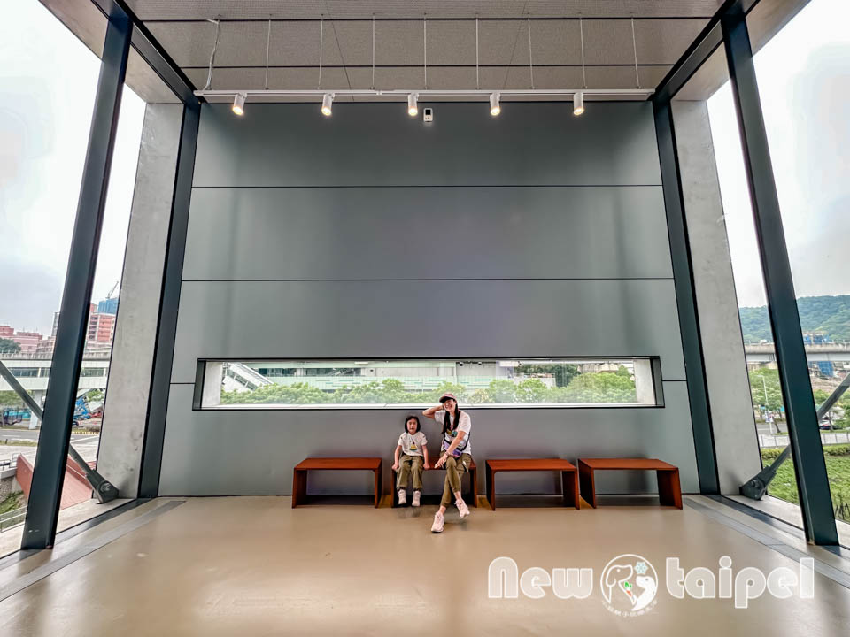 IMG_2969 新北鶯歌景點〡新北市美術館〡蘆葦叢裡的藝術基地, 館內寬敞明亮展品多元, 館外特色藝術作品集結, 親子同遊探索藝術