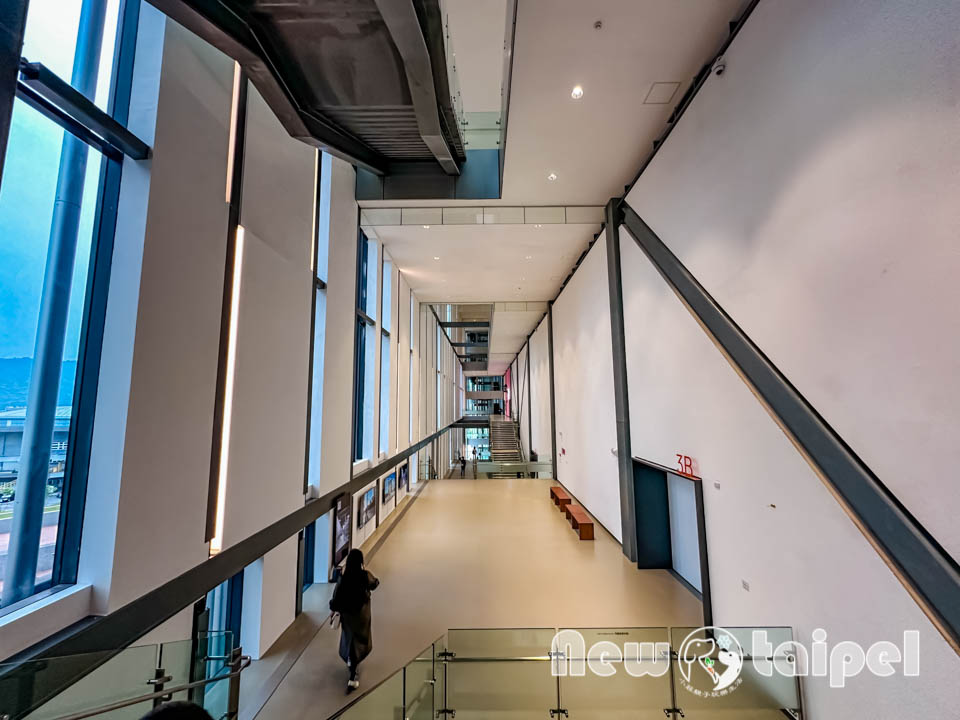 IMG_3059 新北鶯歌景點〡新北市美術館〡蘆葦叢裡的藝術基地, 館內寬敞明亮展品多元, 館外特色藝術作品集結, 親子同遊探索藝術