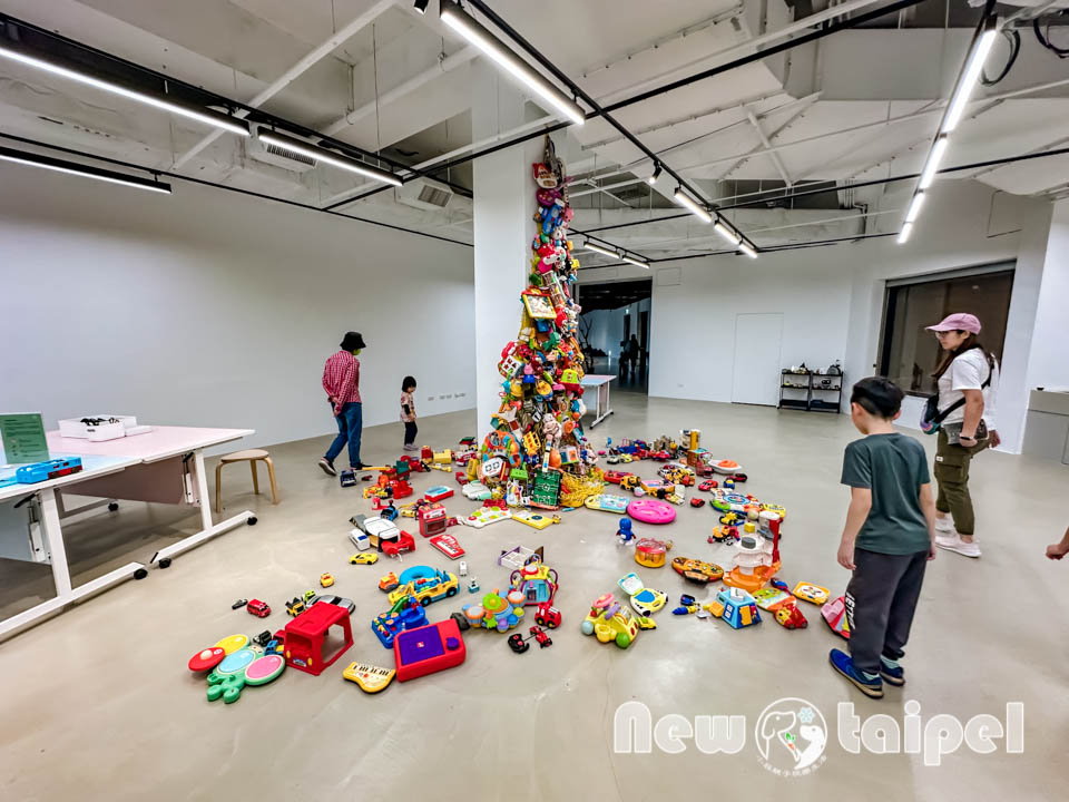 IMG_3129 新北鶯歌景點〡新北市美術館〡蘆葦叢裡的藝術基地, 館內寬敞明亮展品多元, 館外特色藝術作品集結, 親子同遊探索藝術