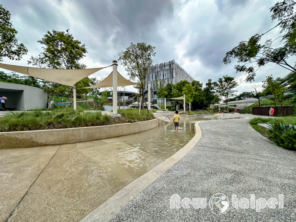 IMG_3177 新北鶯歌景點〡新北市美術館〡蘆葦叢裡的藝術基地, 館內寬敞明亮展品多元, 館外特色藝術作品集結, 親子同遊探索藝術