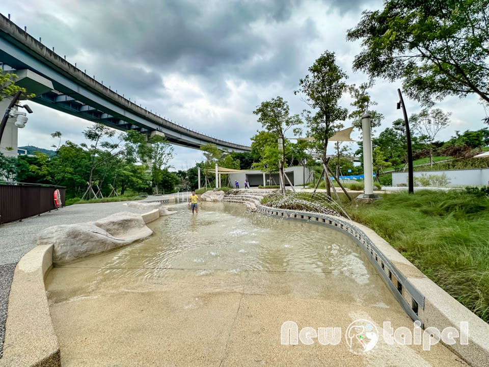 IMG_3182 新北鶯歌景點〡新北市美術館〡蘆葦叢裡的藝術基地, 館內寬敞明亮展品多元, 館外特色藝術作品集結, 親子同遊探索藝術