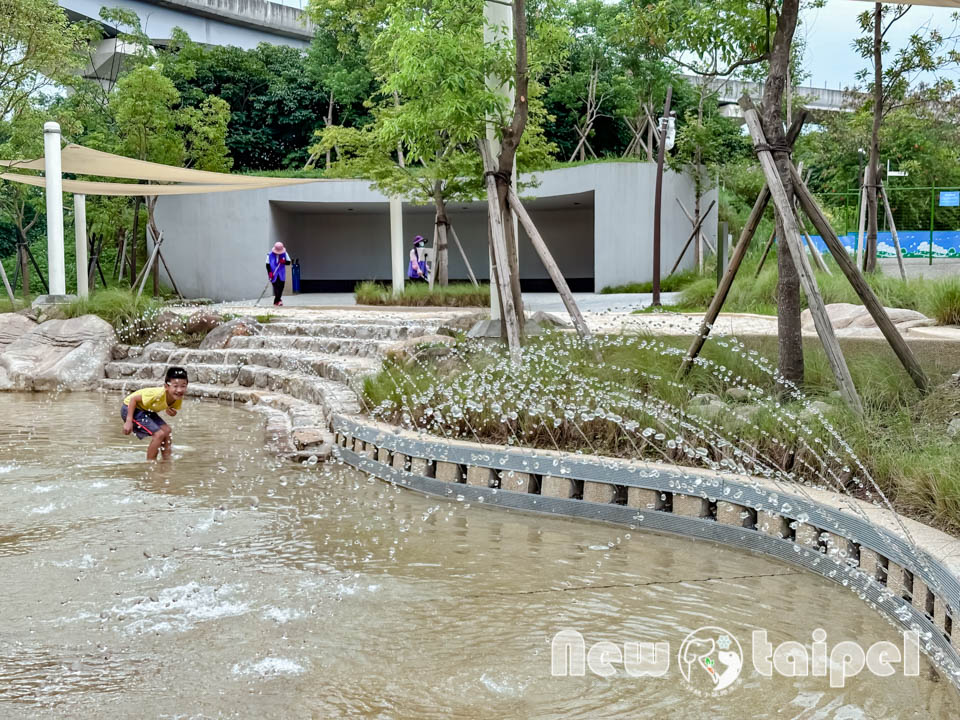 IMG_3186 新北鶯歌景點〡新北市美術館〡蘆葦叢裡的藝術基地, 館內寬敞明亮展品多元, 館外特色藝術作品集結, 親子同遊探索藝術