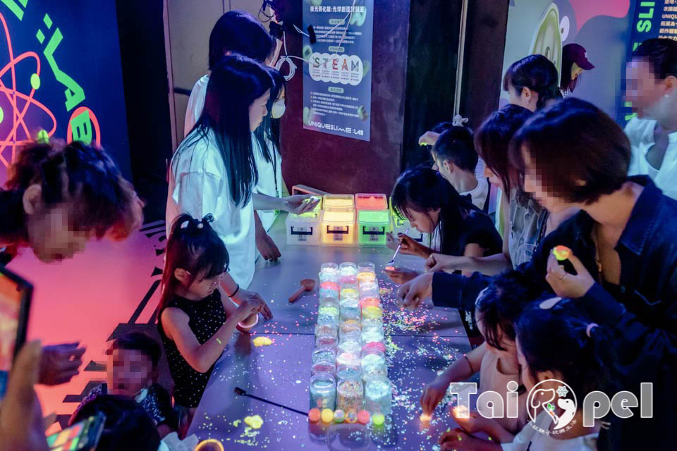 台北士林景點〡國立臺灣科學教育館〡小小建築師×史萊姆夜光派對, 首創親子STEAM概念特展, 650坪室內樂園沉浸式互動體驗, 閃閃惹人愛夜光史萊姆重磅登場, 暑假限定快閃活動