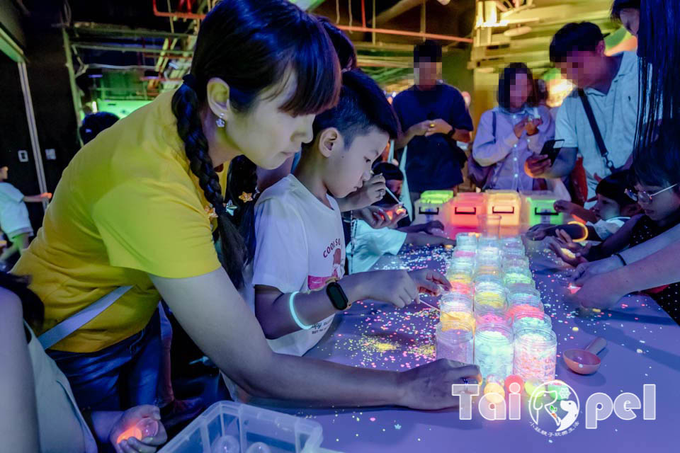 台北士林景點〡國立臺灣科學教育館〡小小建築師×史萊姆夜光派對, 首創親子STEAM概念特展, 650坪室內樂園沉浸式互動體驗, 閃閃惹人愛夜光史萊姆重磅登場, 暑假限定快閃活動