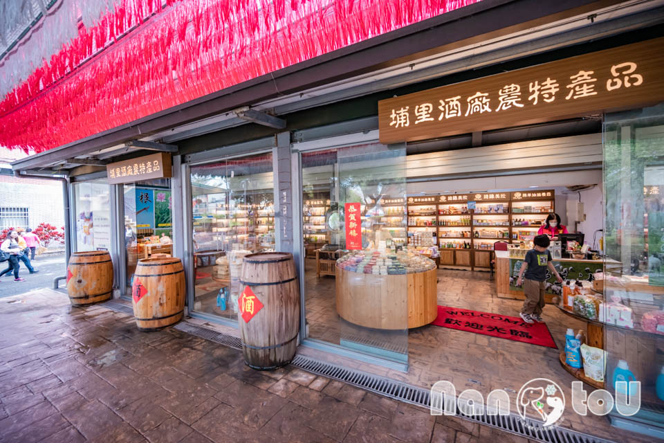 南投埔里景點〡埔里酒廠〡蛻變後的旗艦館, 引君入甕酒窖隧道, 舊地重遊探索趣, 越陳越香老景點