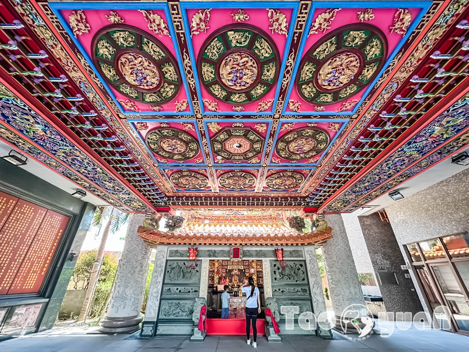桃園市區景點〡桃園市土地公文化館〡小祠大廟老神在在, 多款活潑有趣互動裝置, 變身布袋戲與歌仔戲主角, 免費室內親子景點