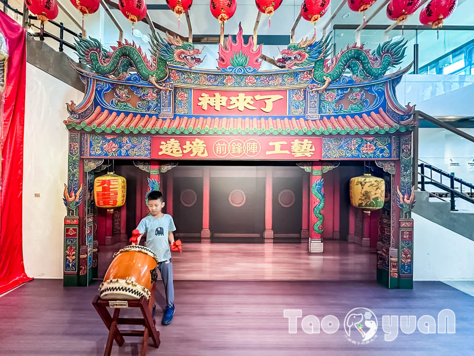 桃園市區景點〡桃園市土地公文化館〡小祠大廟老神在在, 多款活潑有趣互動裝置, 變身布袋戲與歌仔戲主角, 免費室內親子景點