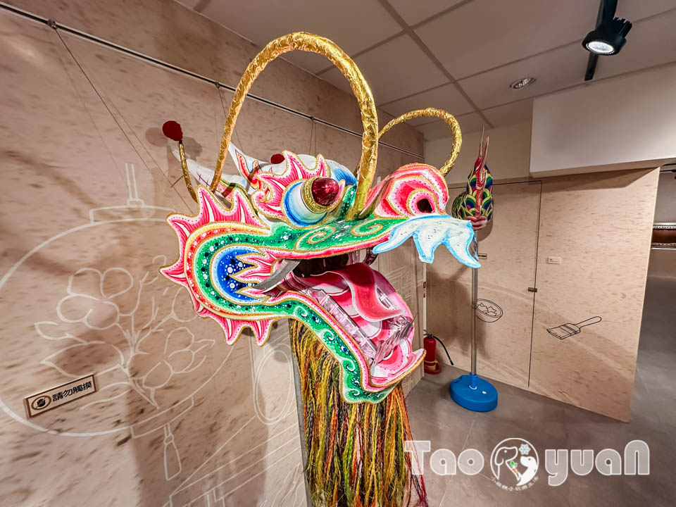 桃園市區景點〡桃園市土地公文化館〡小祠大廟老神在在, 多款活潑有趣互動裝置, 變身布袋戲與歌仔戲主角, 免費室內親子景點