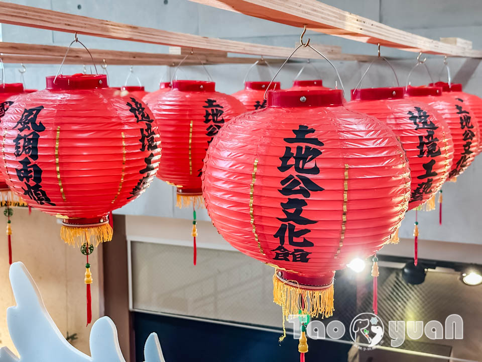 桃園市區景點〡桃園市土地公文化館〡小祠大廟老神在在, 多款活潑有趣互動裝置, 變身布袋戲與歌仔戲主角, 免費室內親子景點