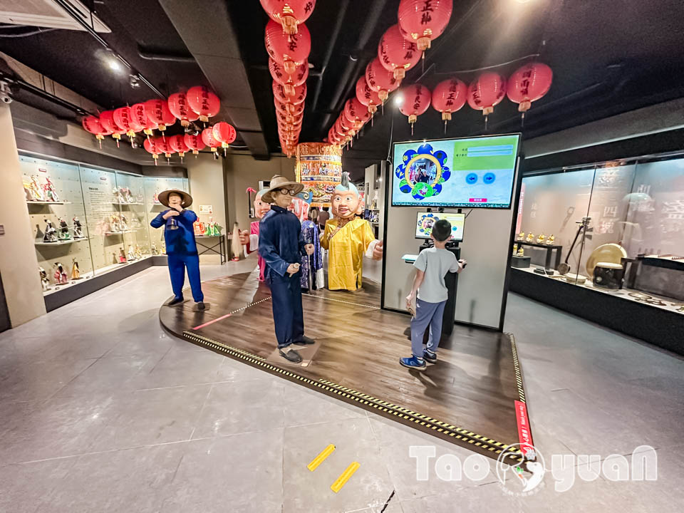 桃園市區景點〡桃園市土地公文化館〡小祠大廟老神在在, 多款活潑有趣互動裝置, 變身布袋戲與歌仔戲主角, 免費室內親子景點