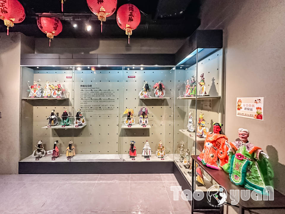 桃園市區景點〡桃園市土地公文化館〡小祠大廟老神在在, 多款活潑有趣互動裝置, 變身布袋戲與歌仔戲主角, 免費室內親子景點