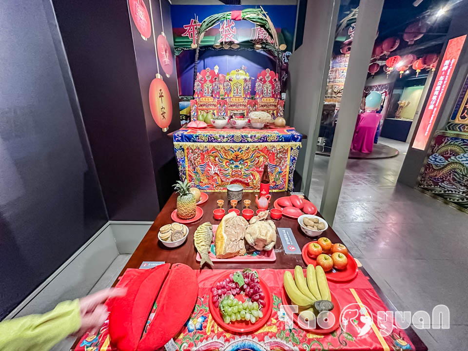桃園市區景點〡桃園市土地公文化館〡小祠大廟老神在在, 多款活潑有趣互動裝置, 變身布袋戲與歌仔戲主角, 免費室內親子景點