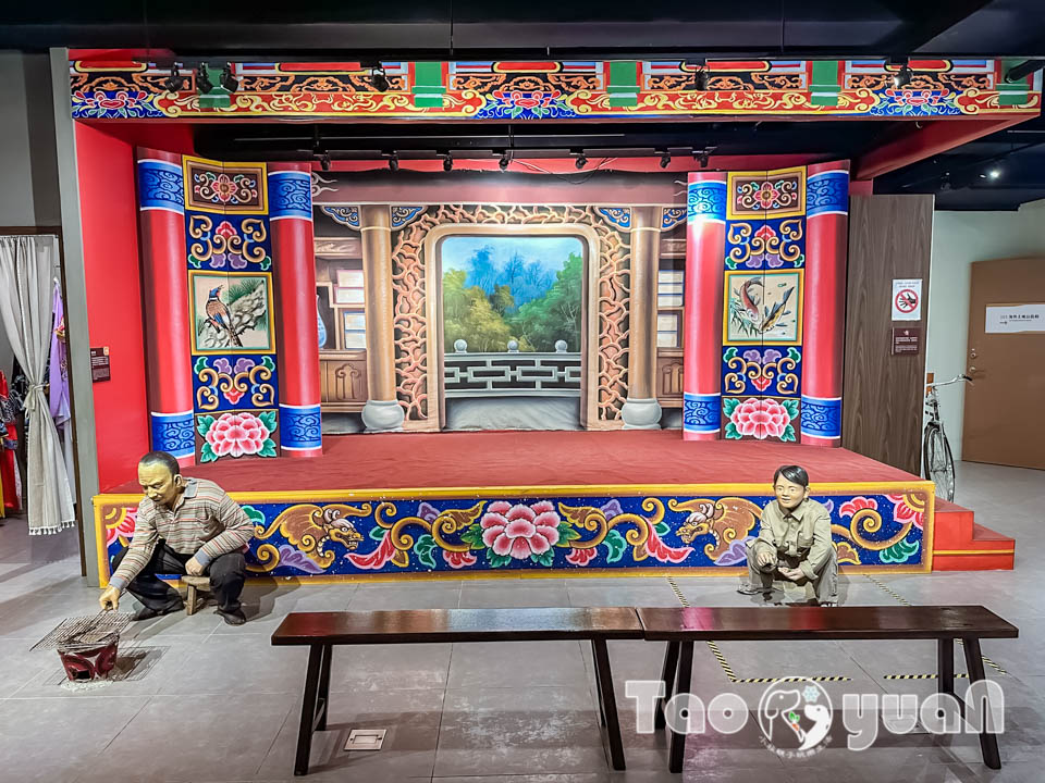 桃園市區景點〡桃園市土地公文化館〡小祠大廟老神在在, 多款活潑有趣互動裝置, 變身布袋戲與歌仔戲主角, 免費室內親子景點