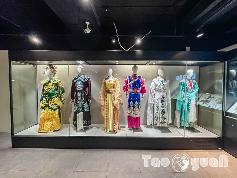 桃園市區景點〡桃園市土地公文化館〡小祠大廟老神在在, 多款活潑有趣互動裝置, 變身布袋戲與歌仔戲主角, 免費室內親子景點
