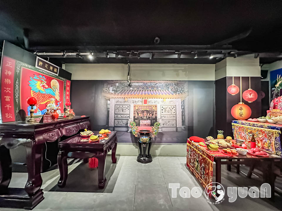 桃園市區景點〡桃園市土地公文化館〡小祠大廟老神在在, 多款活潑有趣互動裝置, 變身布袋戲與歌仔戲主角, 免費室內親子景點