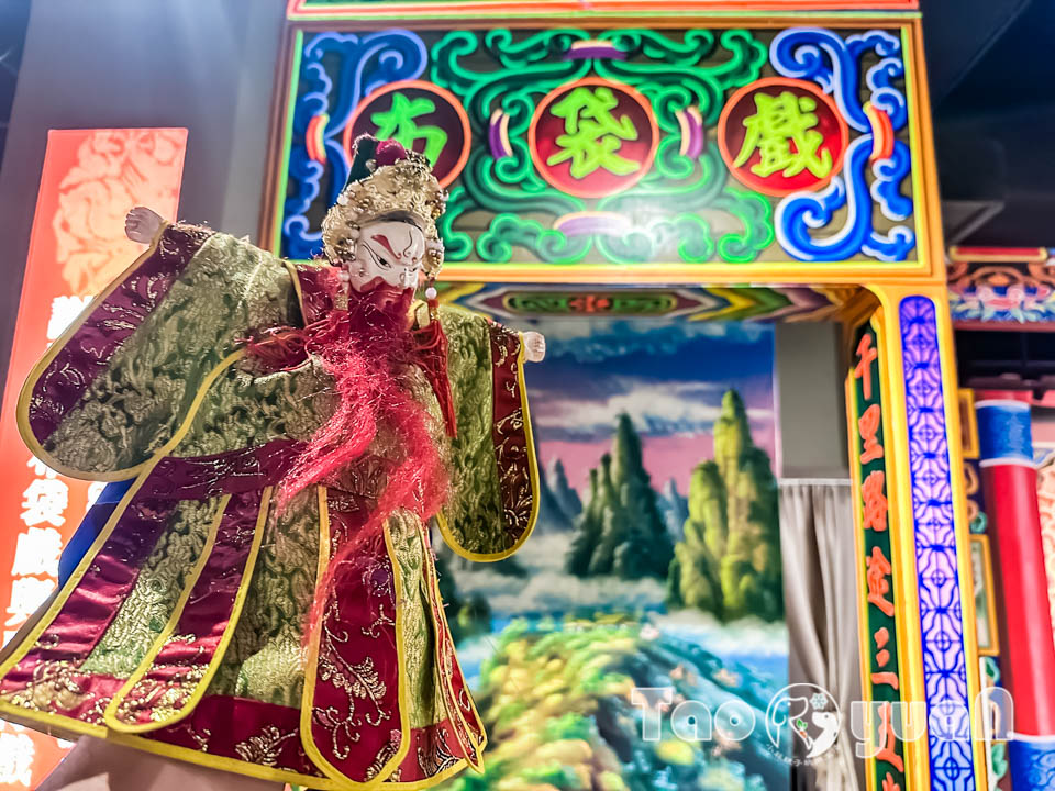 桃園市區景點〡桃園市土地公文化館〡小祠大廟老神在在, 多款活潑有趣互動裝置, 變身布袋戲與歌仔戲主角, 免費室內親子景點