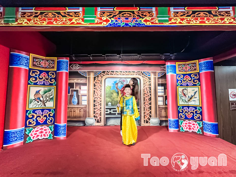 桃園市區景點〡桃園市土地公文化館〡小祠大廟老神在在, 多款活潑有趣互動裝置, 變身布袋戲與歌仔戲主角, 免費室內親子景點